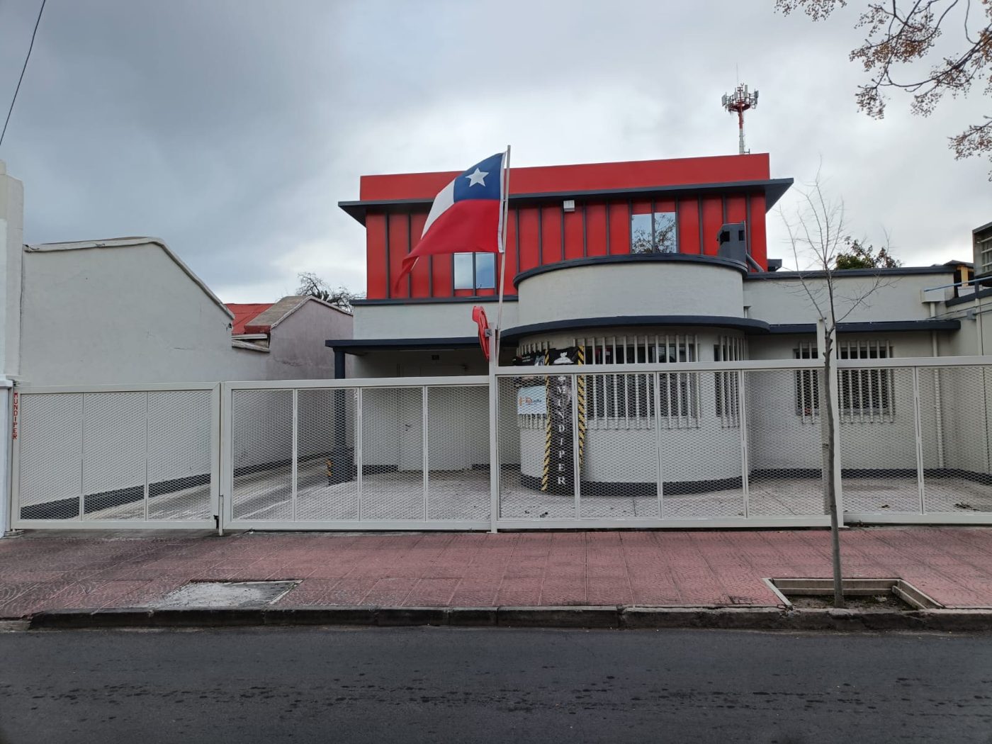 Fachada del local de Mundiper en O'Higgins 127, Los Andes, con la bandera chilena